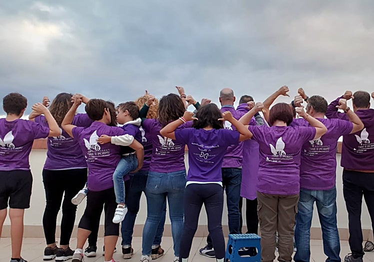 Imagen principal - Familiares y allegados apoyan a la familia de Ana Alonso en su lucha