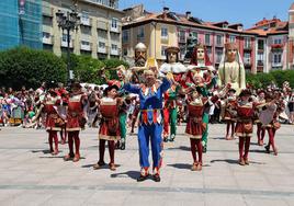 Los danzantes bailan ante el balcón del Ayuntamiento.