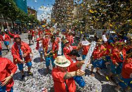 Las carrozas y las peñas han llenado de color las calles de Burgos.