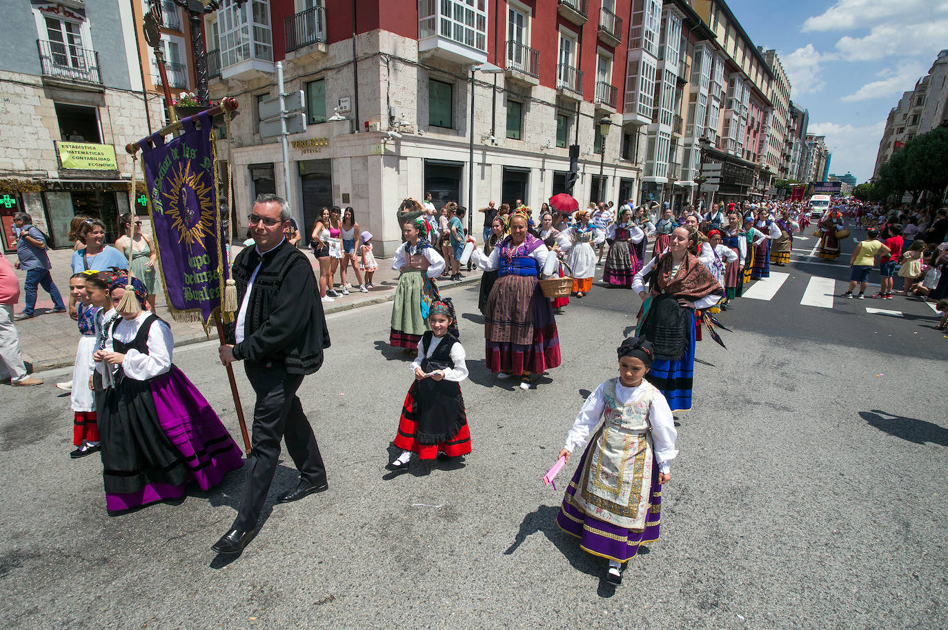 La cabalgata de peñas de Burgos en imágenes