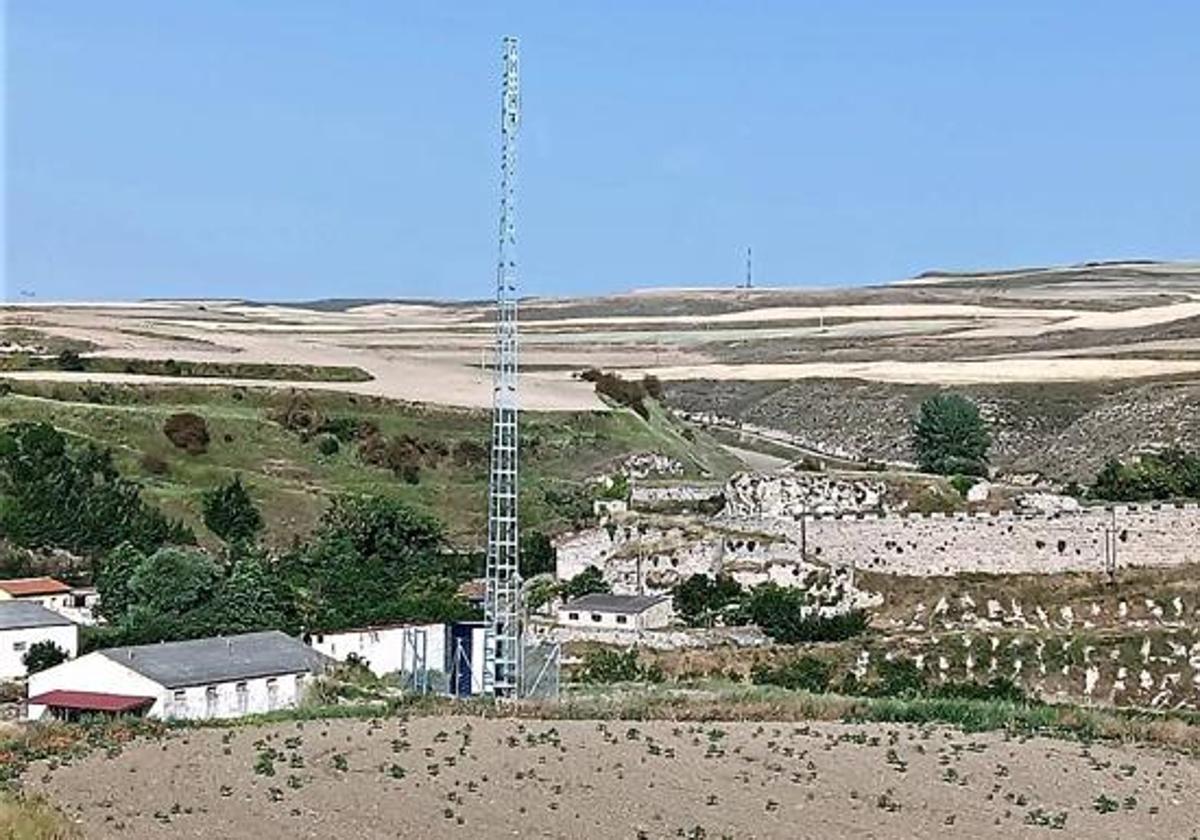 Una de las múltiples torres repartidas por el entorno rural burgalés en Bañuelos de Bureba