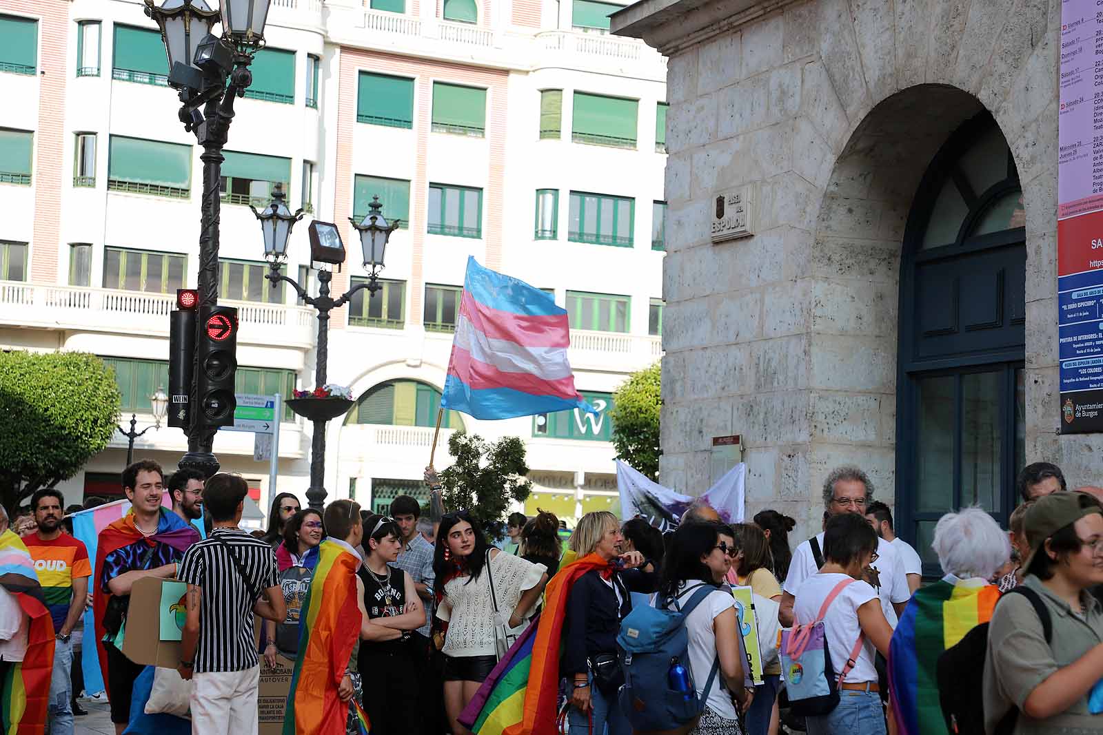 Banderas y pancartas recorren Burgos por los derechos LGTBIQA+