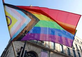 Las banderas del colectivo LGTBIQA+ han llenado Burgos de color y reivindicación.