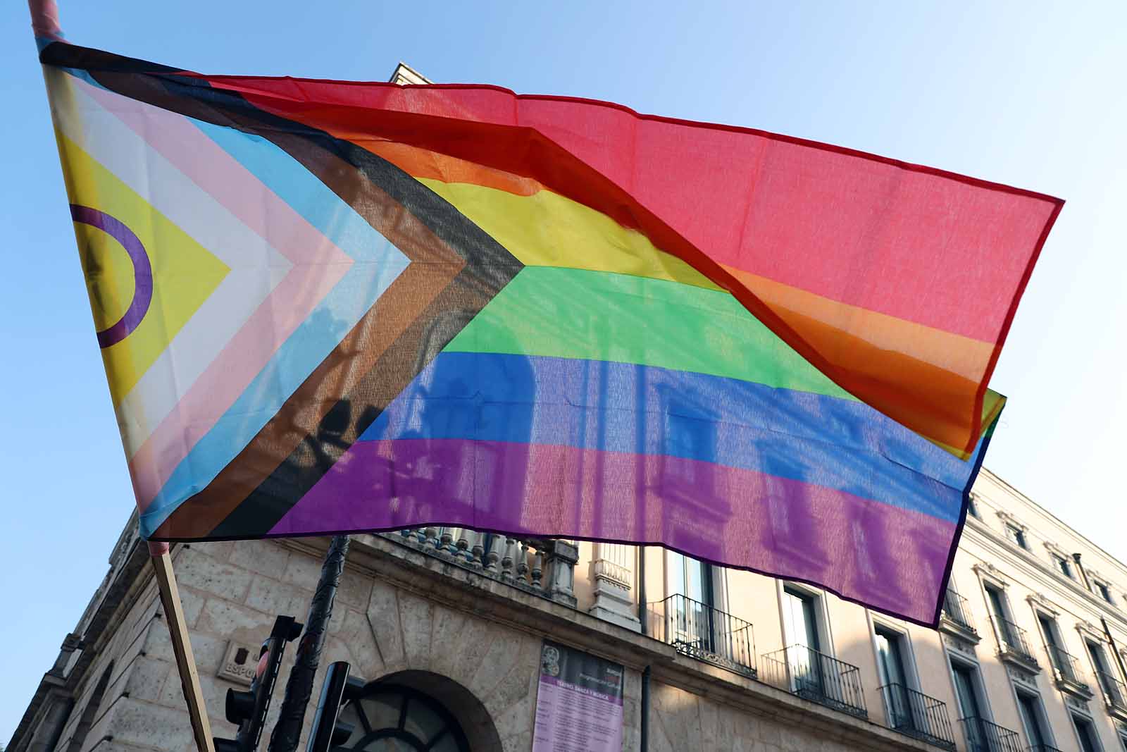 Banderas y pancartas recorren Burgos por los derechos LGTBIQA+