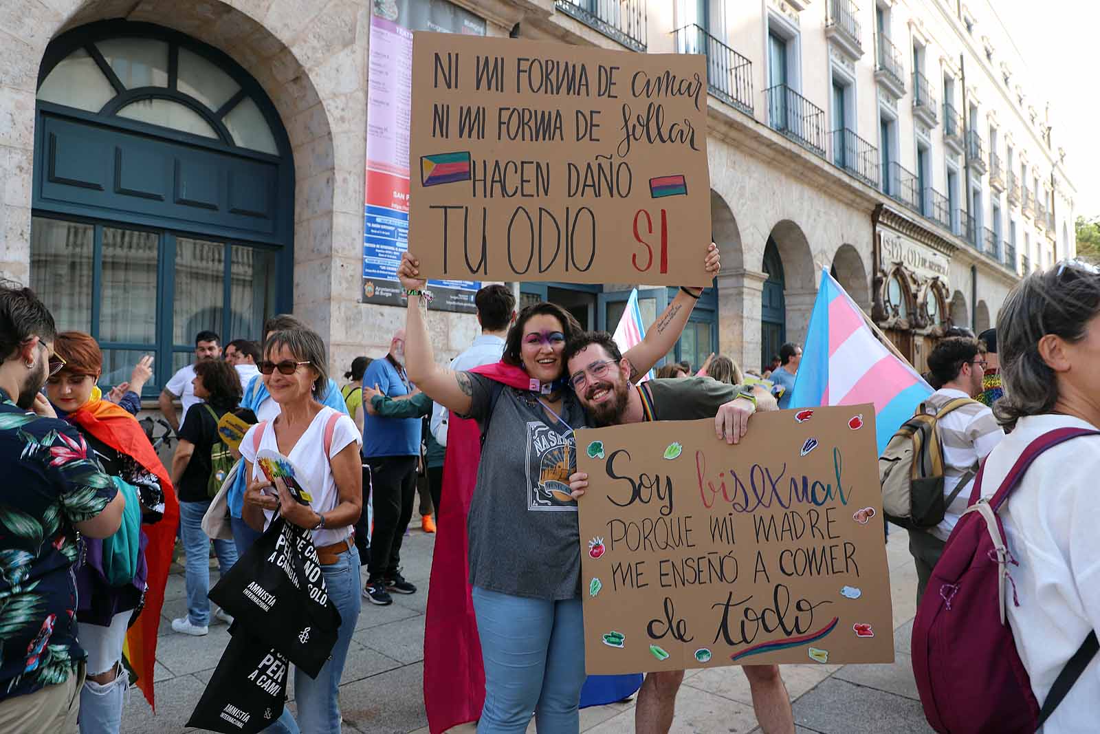 Banderas y pancartas recorren Burgos por los derechos LGTBIQA+