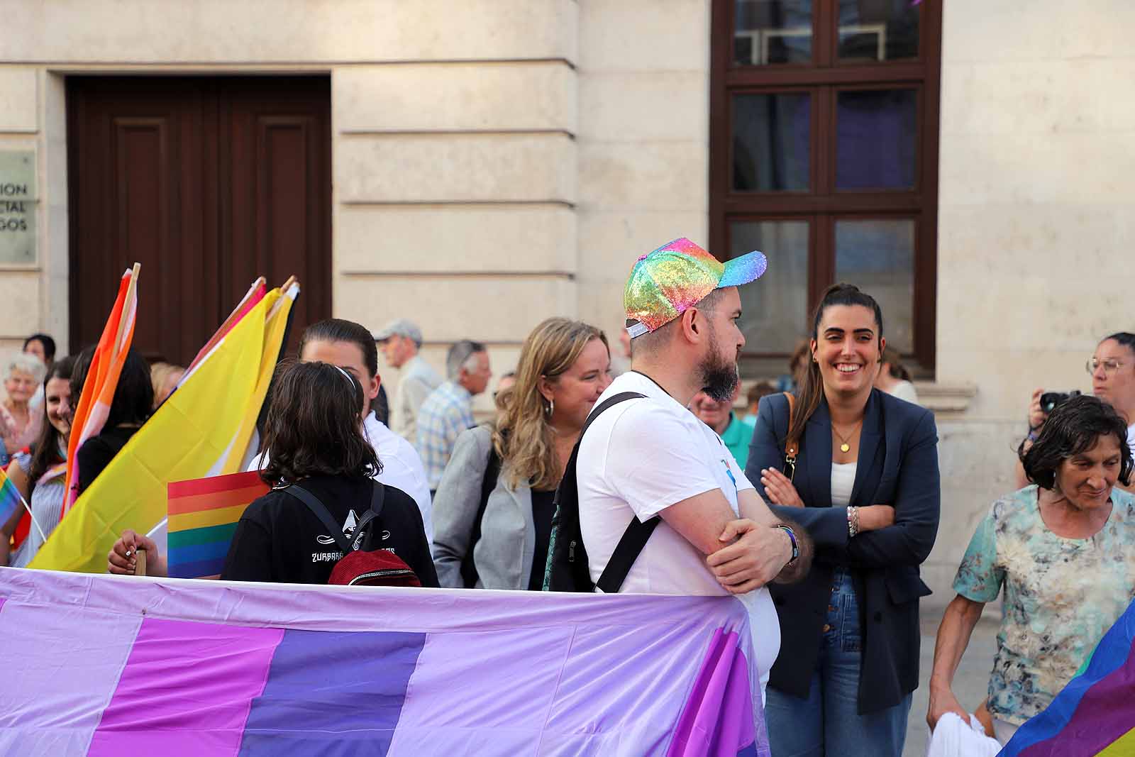 Banderas y pancartas recorren Burgos por los derechos LGTBIQA+