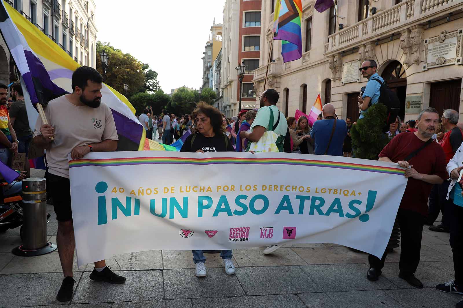 Banderas y pancartas recorren Burgos por los derechos LGTBIQA+