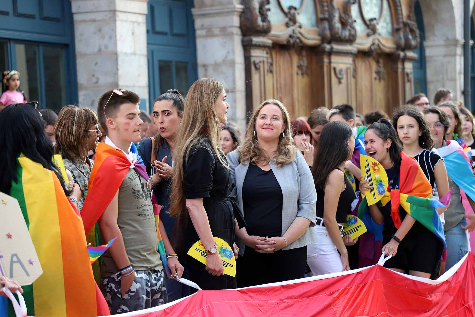 Banderas y pancartas recorren Burgos por los derechos LGTBIQA+