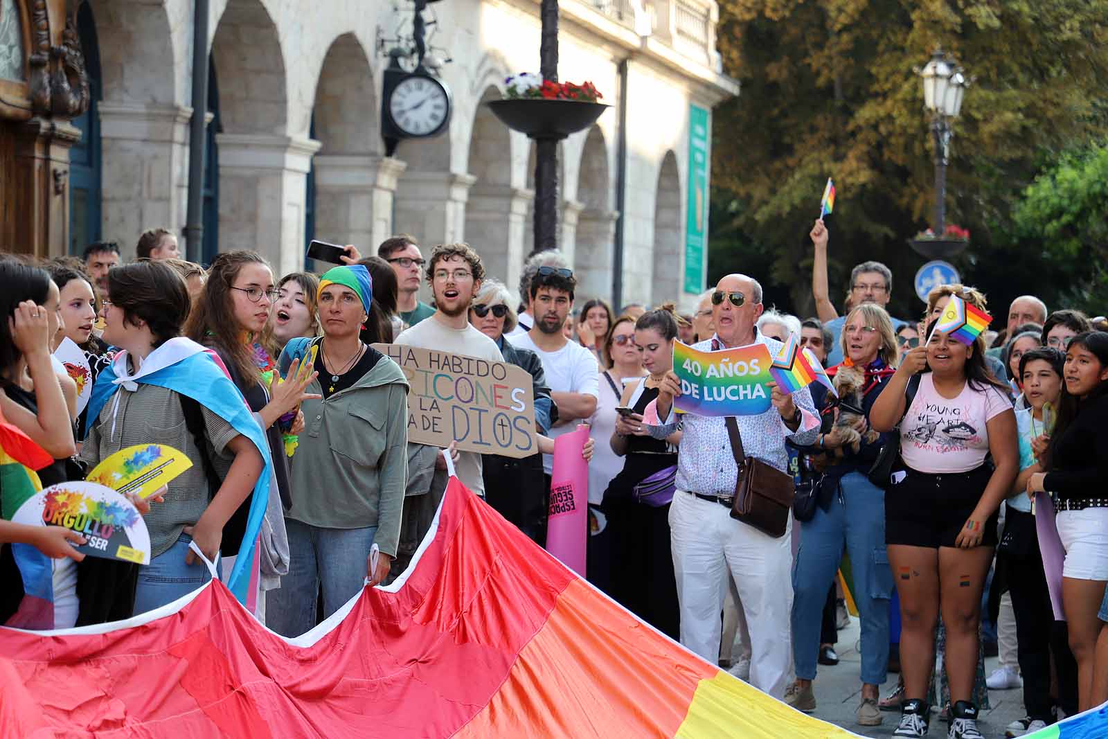 Banderas y pancartas recorren Burgos por los derechos LGTBIQA+