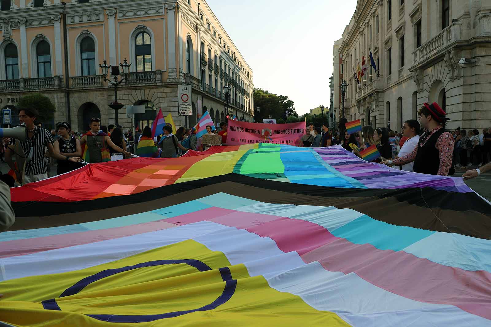 Banderas y pancartas recorren Burgos por los derechos LGTBIQA+