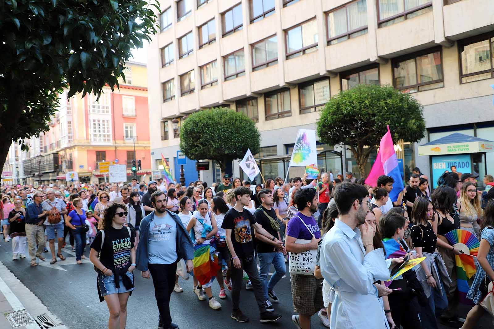 Cientos de burgaleses se manifiestan por el colectivo LGTBI+