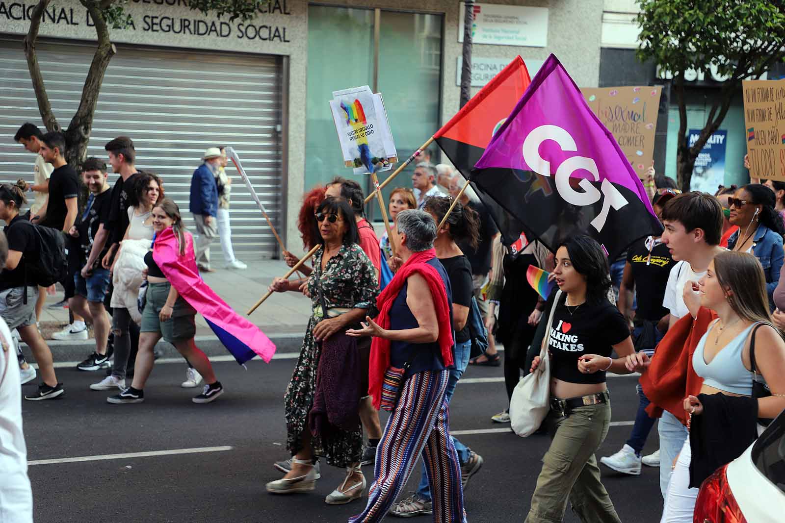 Cientos de burgaleses se manifiestan por el colectivo LGTBI+