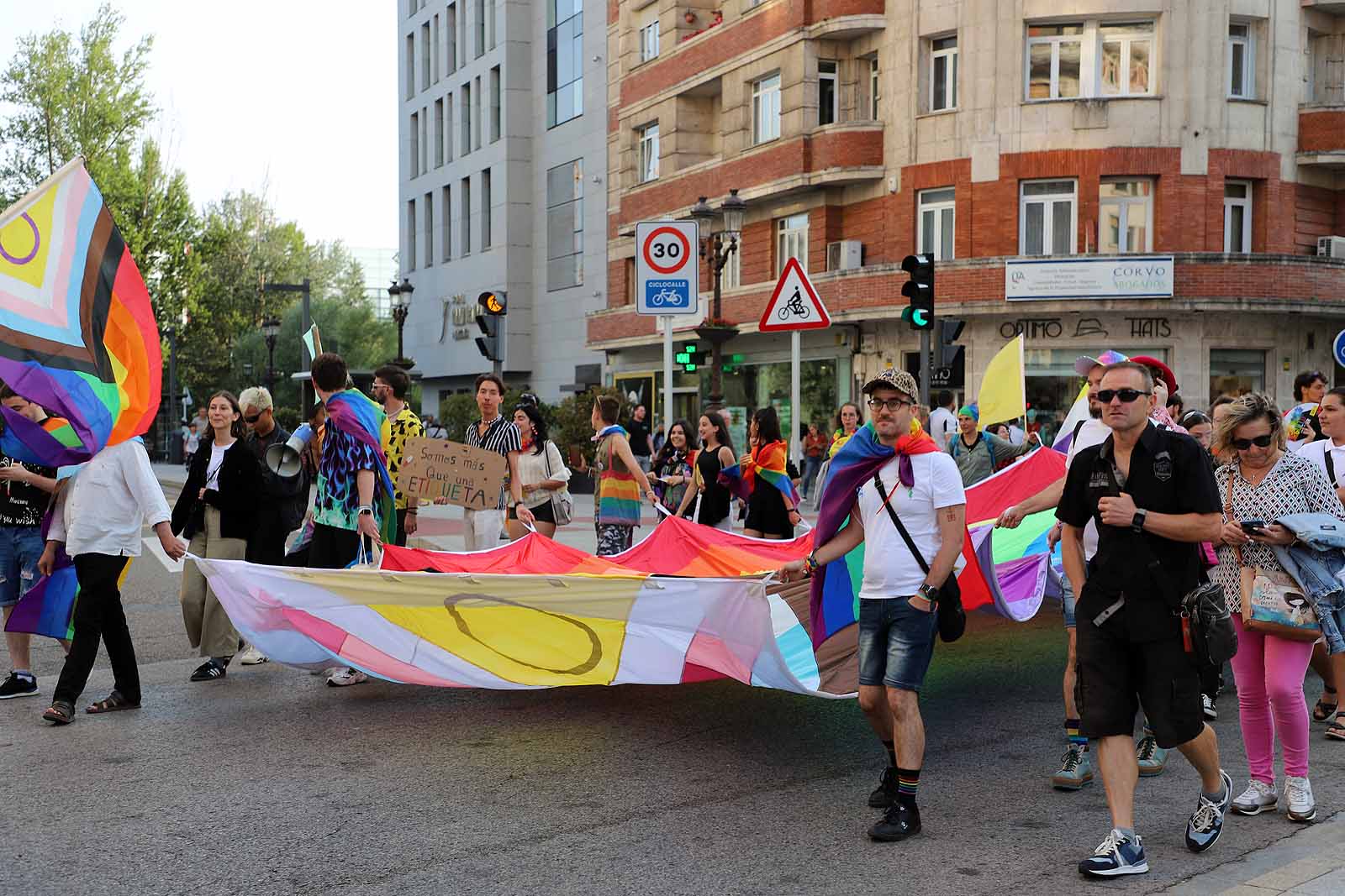 Cientos de burgaleses se manifiestan por el colectivo LGTBI+