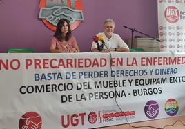 Yolanda Zamorano, secretaria de comunicación, y Luis Gutiérrez Tapia, secretario de organización de FeSMC UGT, con el cartel reivindicativo.