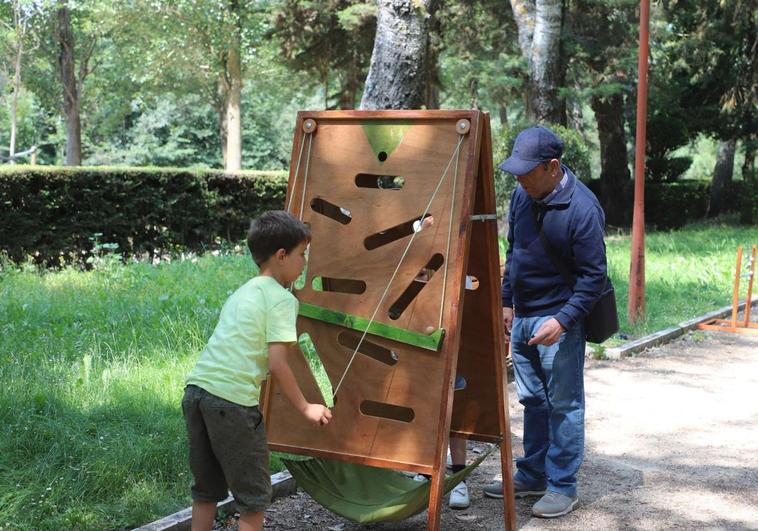 Niños y mayores disfrutan en Islantia