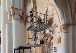 Obras en el interior de la iglesia de Villamorón.