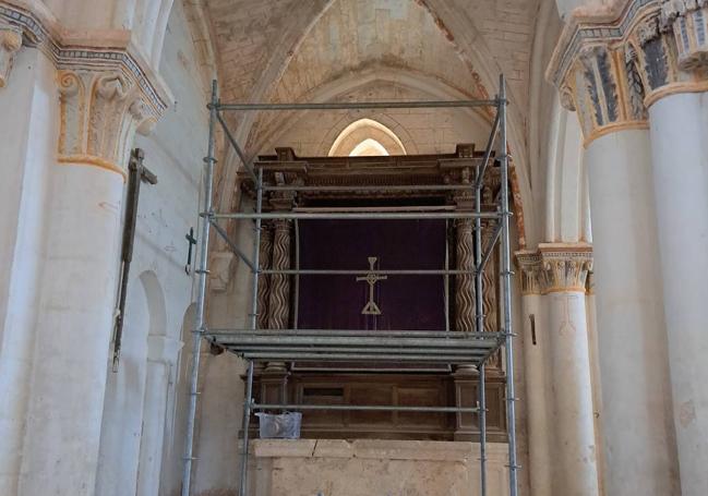 Andamio instalado para afrontar las obras en el interior de la iglesia de Villamorón.