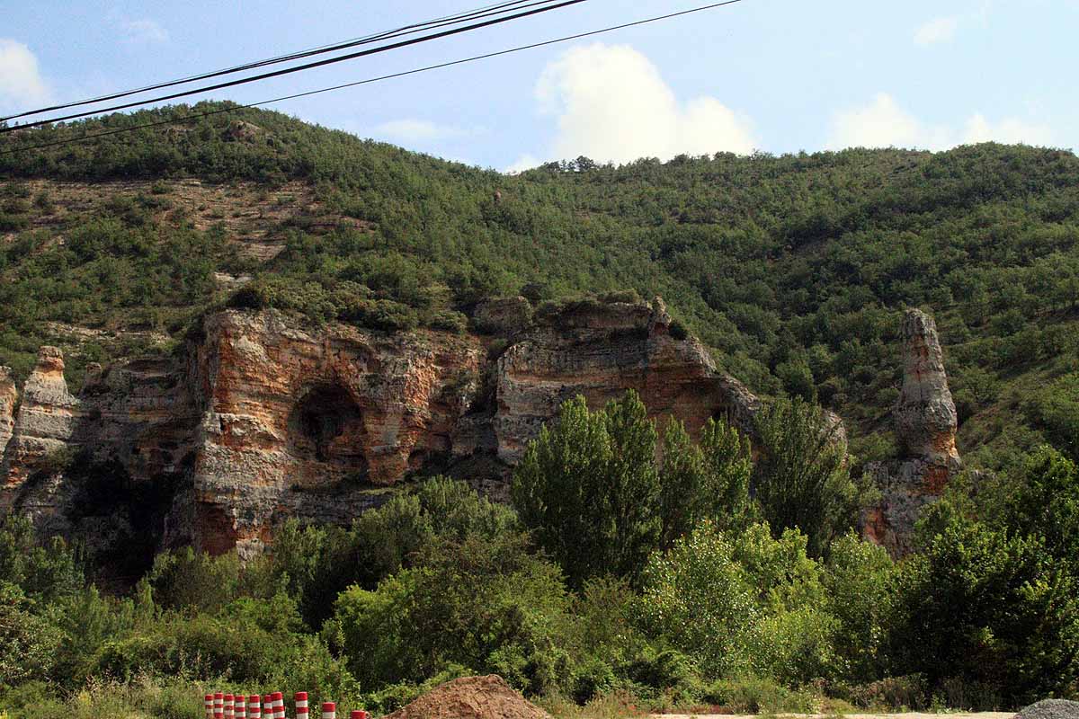 El Pozo Azul está en un entorno natural relevante de la provincia de Burgos, en Covanera.