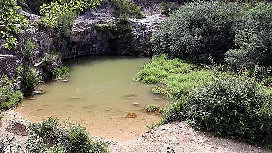Un vertido de origen desconocido enturbia Pozo Azul