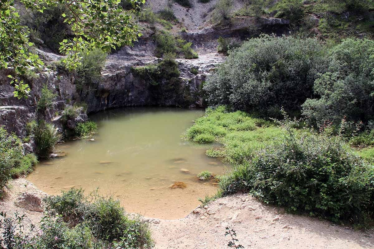 Un vertido de origen desconocido enturbia Pozo Azul