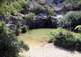 El azul potente de este manantial es ahora verde o marrón debido a un vertido de origen desconocido.