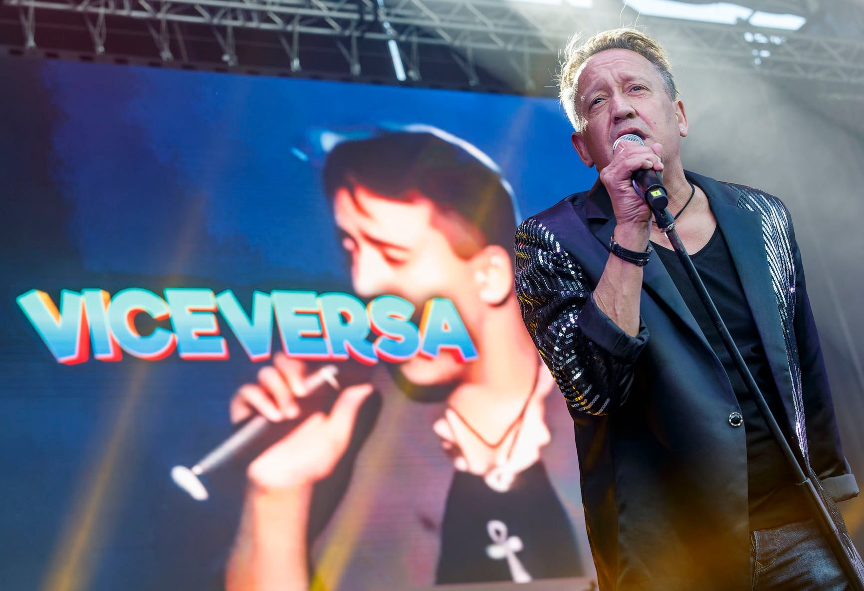 Burgos se mueve al ritmo de los 90