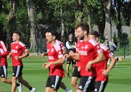 Imágenes del primer entrenamiento del Burgos CF 23-24 este lunes en las instalaciones de La Deportiva