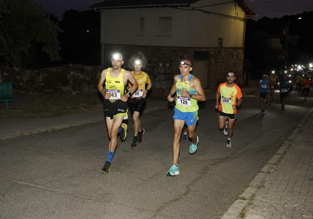 Corredores durante la Travesía Nocturna Ruta del Boletus en Rabanera del Pinar