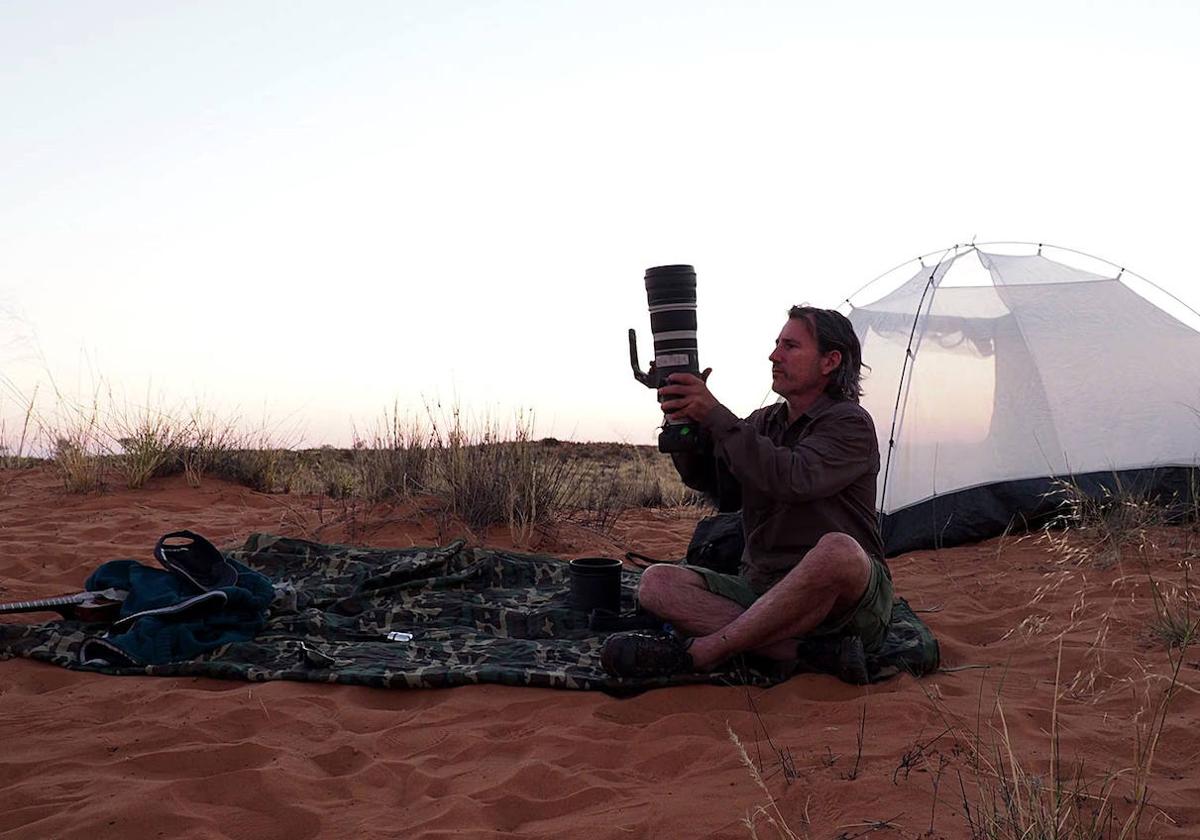 Andoni Canela preparando una de sus cámaras para una sesión fotográfica.