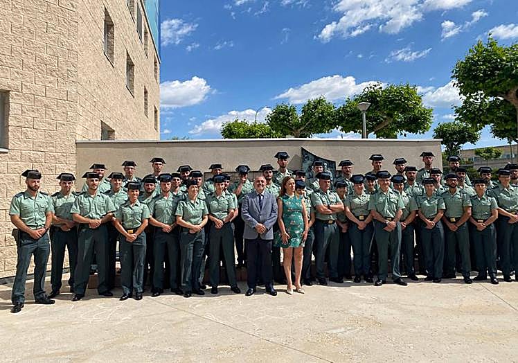 Foto de gamilia de los nuevos agentes y autoridades.