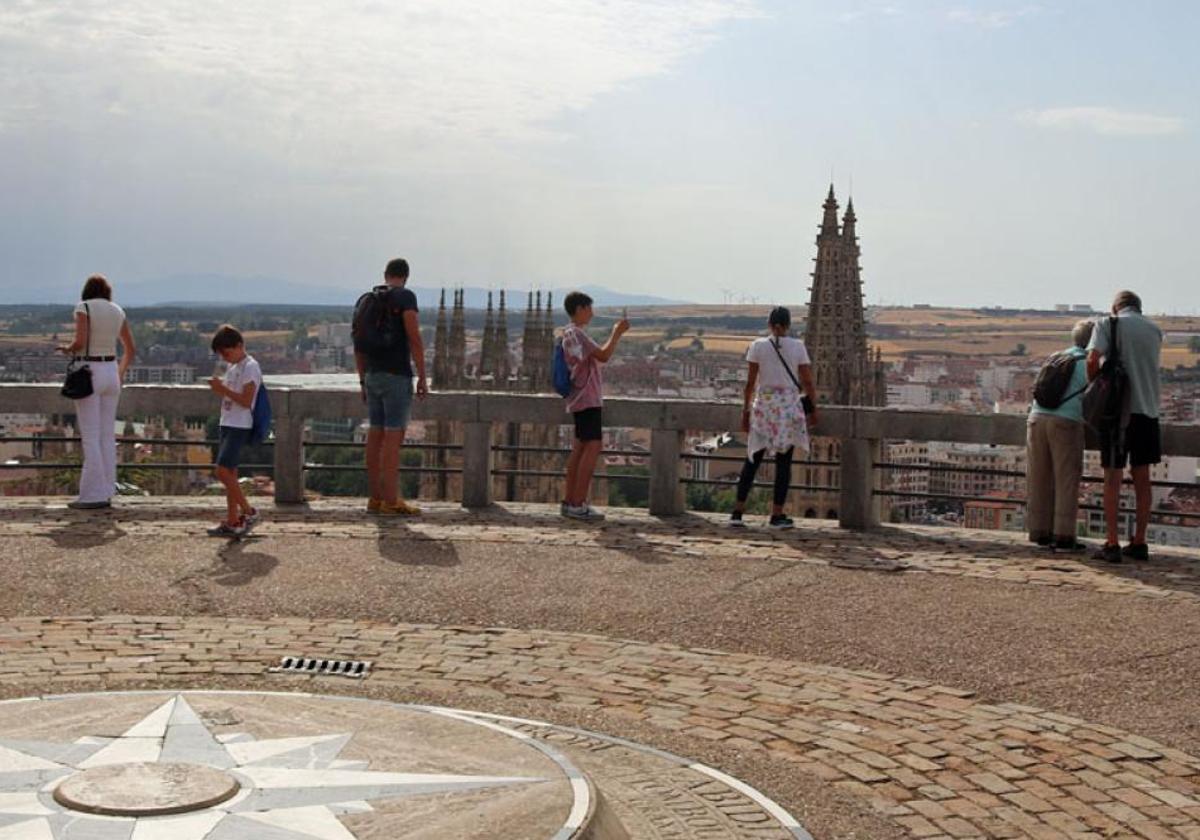 Varios turistas contemplan Burgos desde el mirador del Castillo.