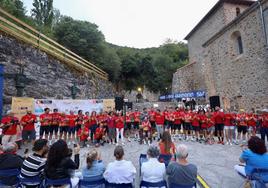 Los ciclistas terminan la última etapa en Camaleño, Cantabria.