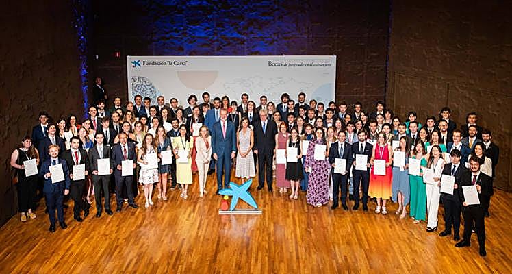 Foto de familia de los estudiantes becados junto a Sus Majestades los Reyes de España.