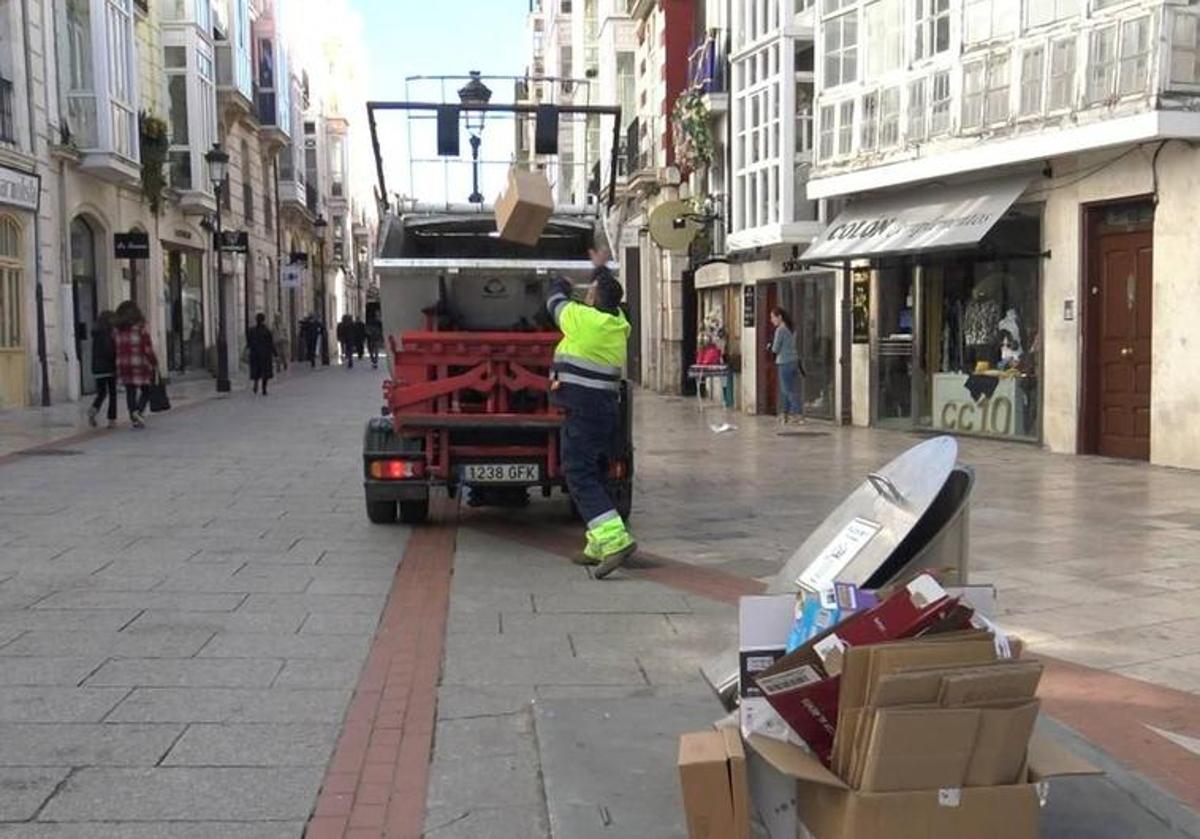 Recogida de basuras en las calles de Burgos.