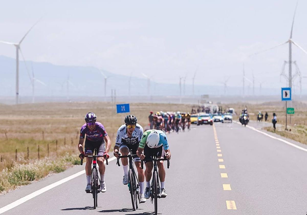 Mario Aparicio, rueda en cabeza tras lanzar uno de sus ataques.
