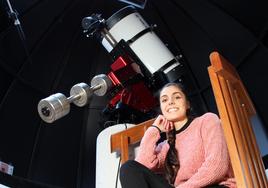 Beatriz Varona con el telescopio principal del Observatorio Astronómico de Cantabria