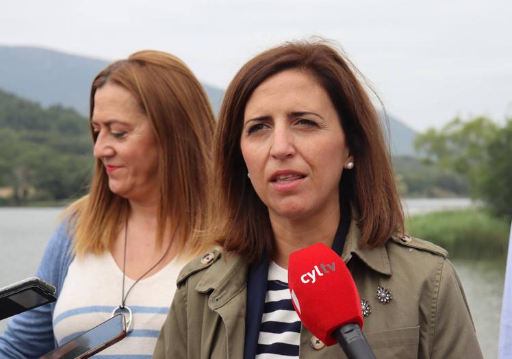 Virginia Barcones, vicesecretaria general del PSOECyL (ixda.) y Esther Peña, cabeza de lista al Congreso de los Diputados y secretaria provincial del PSOE.