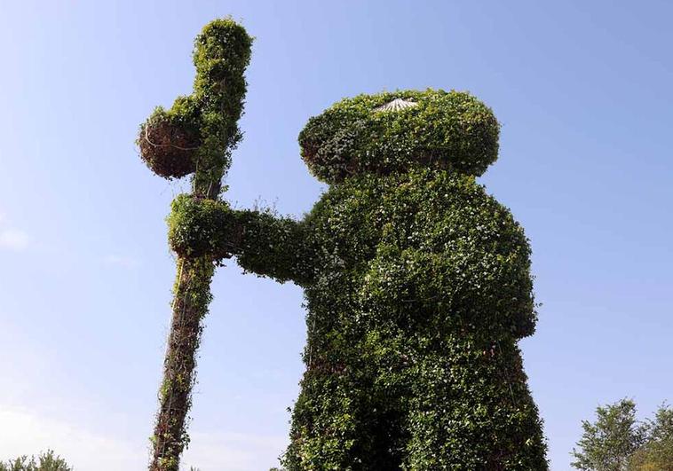 La estatua del peregrino floral de Burgos sigue en pie