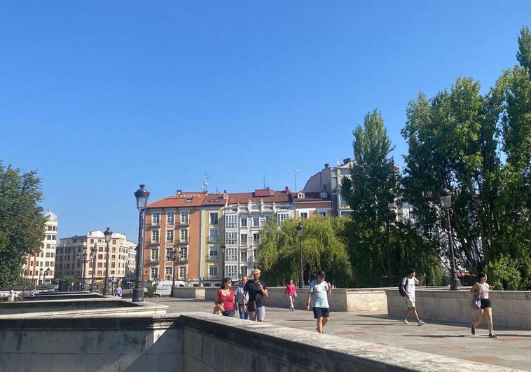 Gente paseando por Burgos