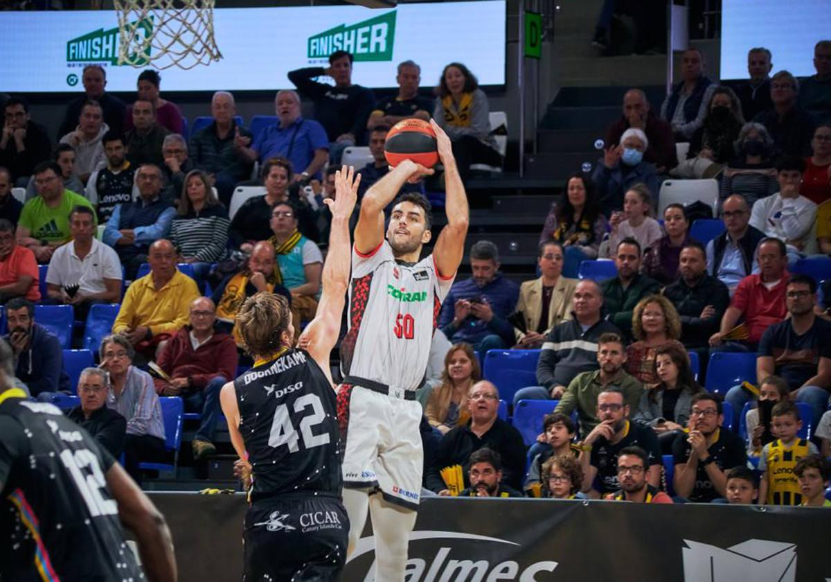 Jacobo Díaz lanza a canasta con su anterior equipo el Covirán Granada de la Liga Endesa.