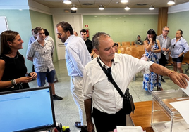 Un momento de la votación en la Junta Electoral de Zona