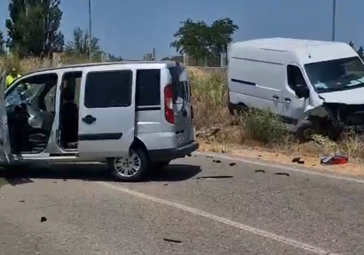 Colisionan un turismo y una furgoneta frente a la fábrica Pascual de Aranda