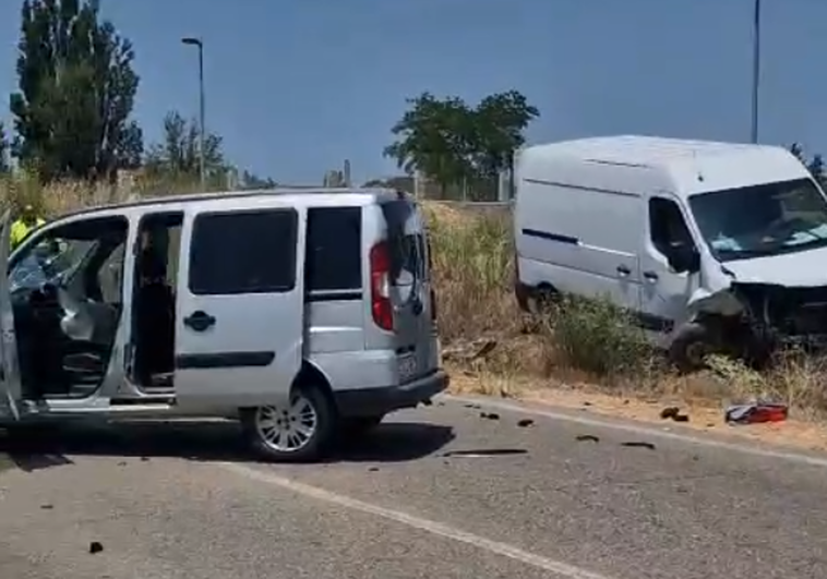 El automóvil y la furgoneta implicados en el accidente en Aranda, Burgos.