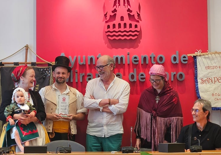 Imagen principal - El primer teniente de alcalde y el concejal de Cultura han recibido al Grupo de Danzas San Pedruco