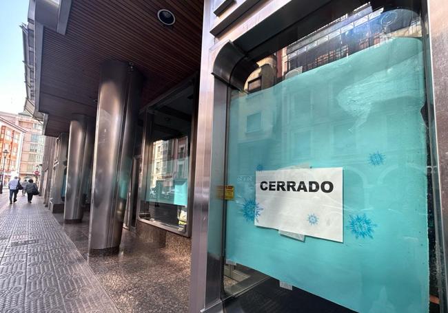 Carteles de «Cerrado» en la librería Amábar de la calle San Pablo