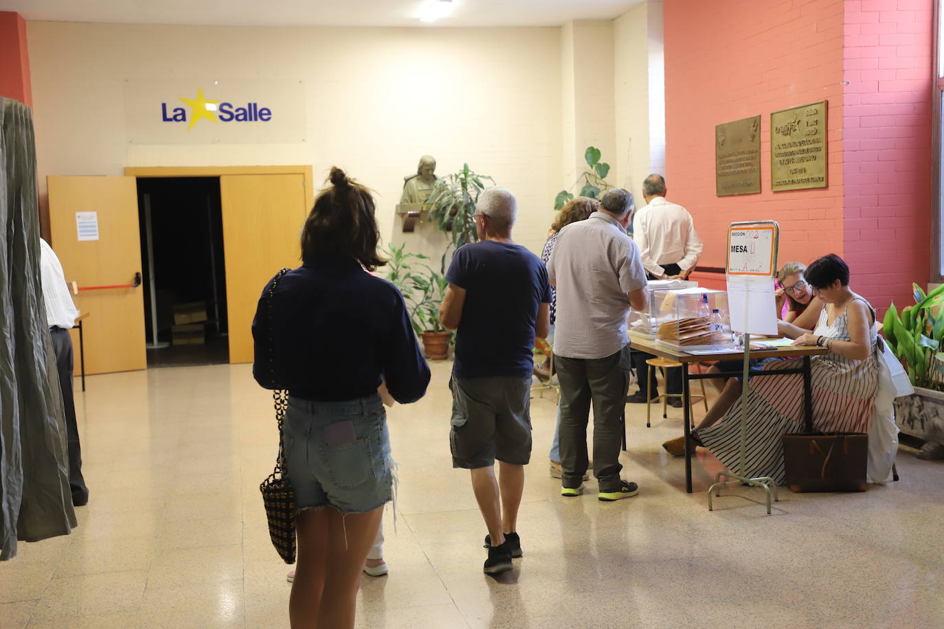 Colas en uno de los colegios electorales de la capital de Burgos.