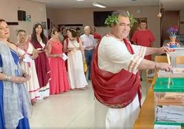 El alcalde de Saldaña se ha presentado vestido de emperador romano a votar este 23J.