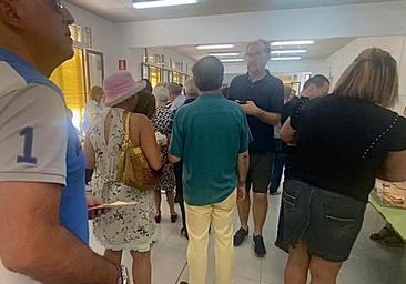 Con sombrero, chanclas y el perro a votar en Burgos