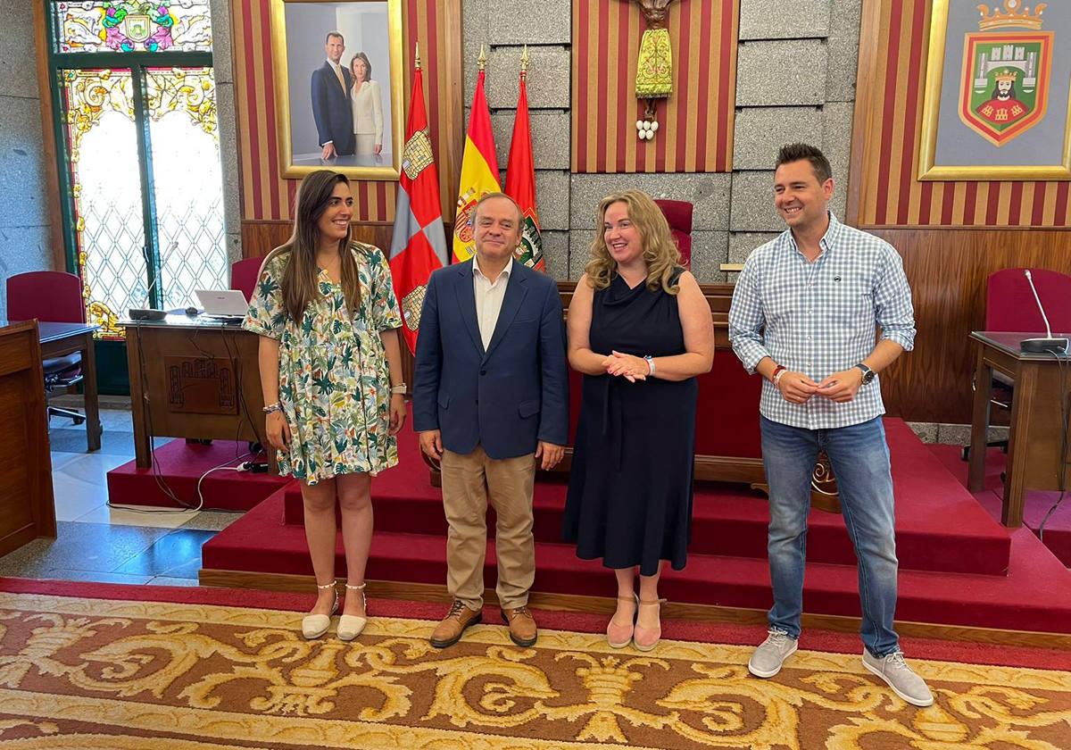 Portavoces de los grupos municipales del PP, Vox y PSOE, Andrea Ballesteros (izda), Fernando Martínez-Acitores y Daniel de la Rosa, junto a la alcaldesa Cristina Ayala.