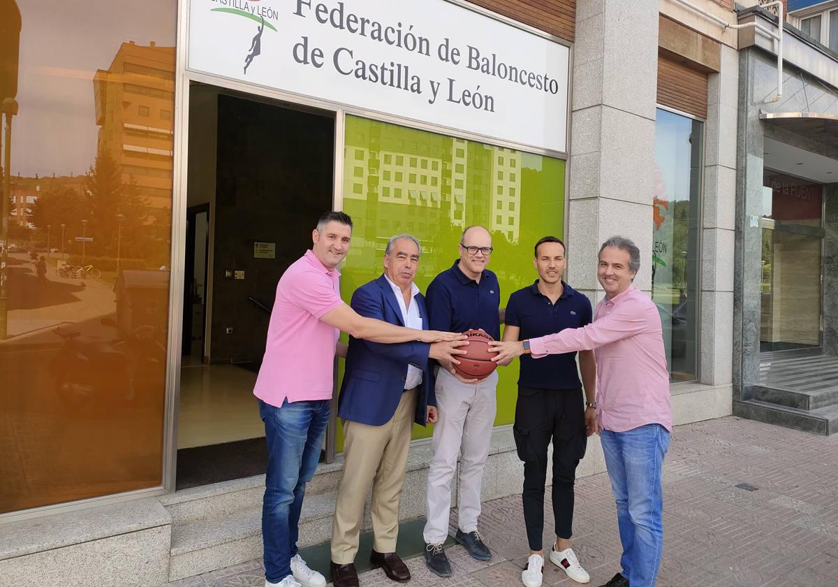 Representes del Tizona, San Pablo Burgos y de la Federación de Castilla y León, tras llegar a un acuerdo.